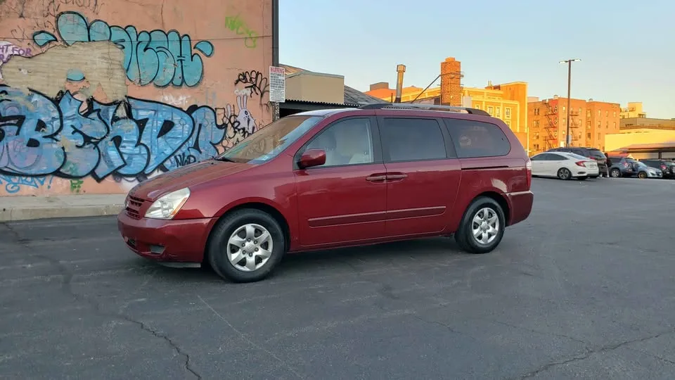 2009 Kia Sedona · LX Minivan 4D image indicator(3)