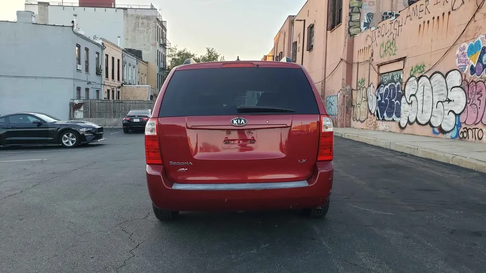 2009 Kia Sedona · LX Minivan 4D image indicator(6)