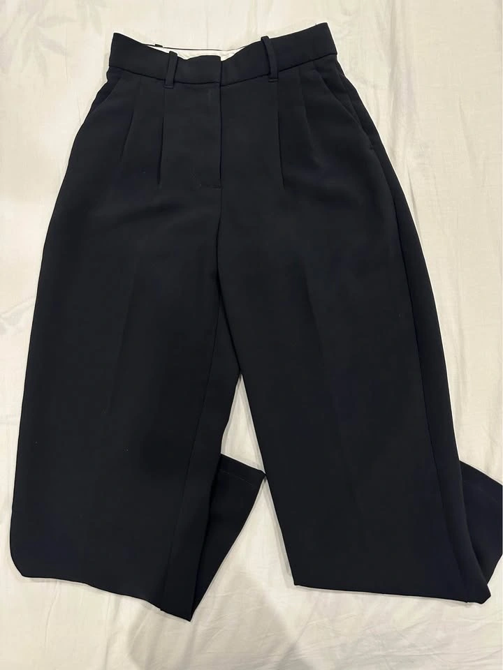Aritzia Carrot Pants size 0 - Like New - photo 2