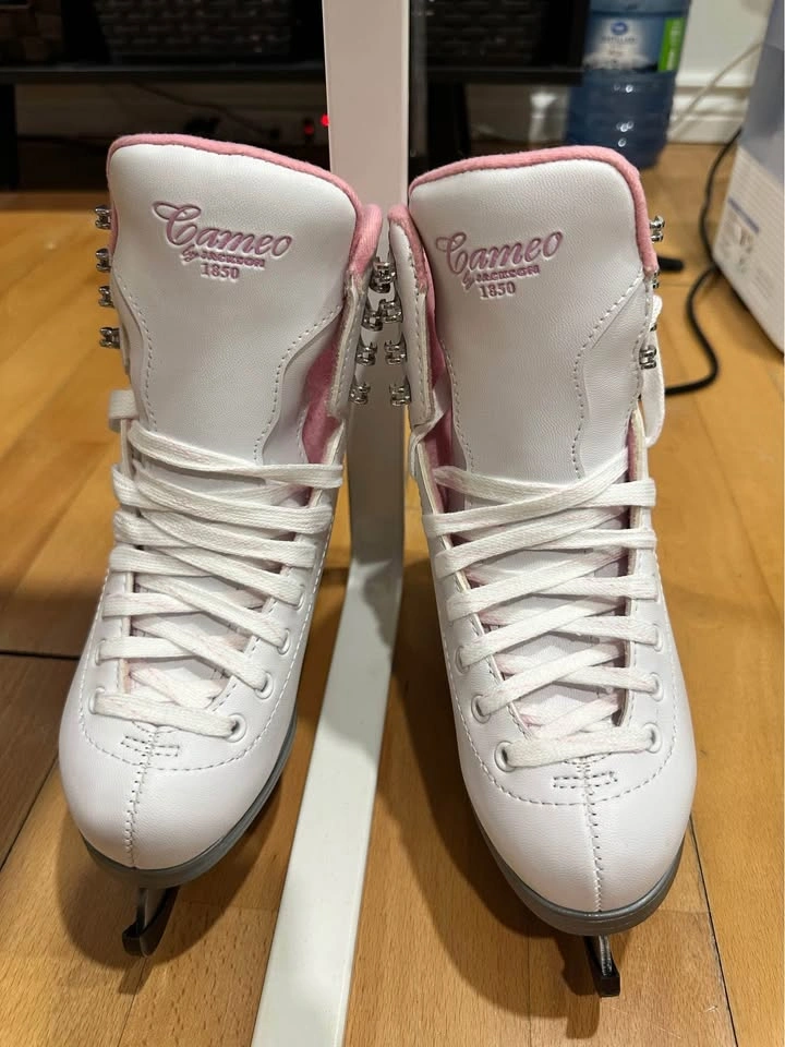 Cameo by Jackson Figure Skates size 4
