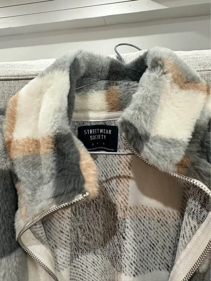 Fluffy cropped jacket - photo 3