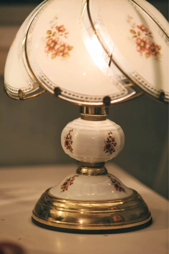 Pair of Vintage Floral Glass Touch Lamps - photo 4
