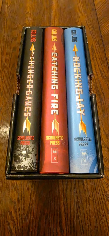 The Hunger Games - Trilogy Box Set (Suzanne Collins) - photo 2