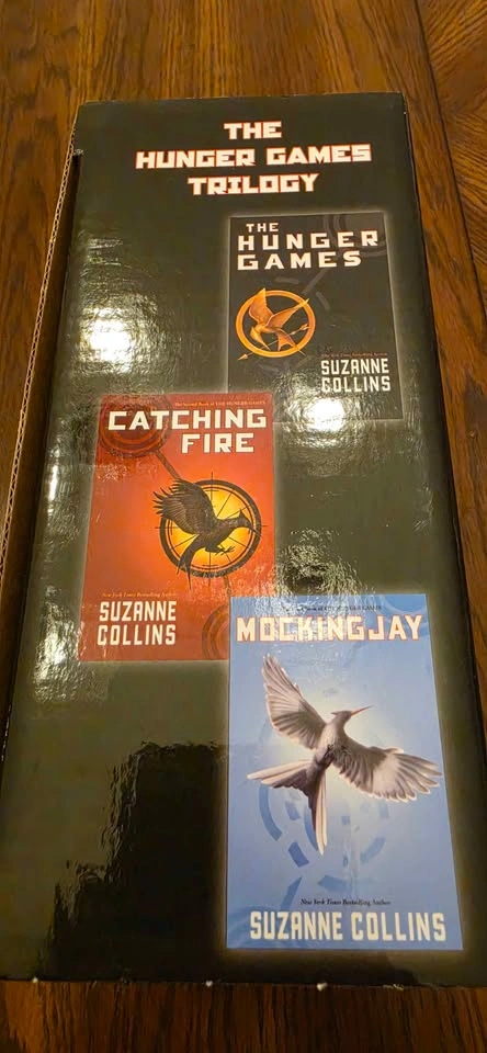 The Hunger Games - Trilogy Box Set (Suzanne Collins) - photo 3