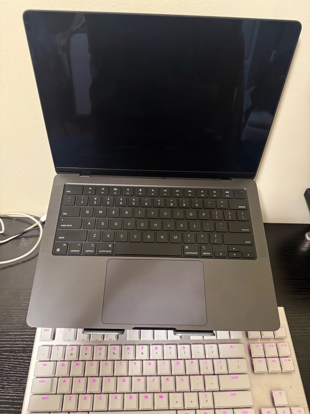 MacBook Pro 14" – M3 Pro – 18GB RAM – 512GB - photo 2