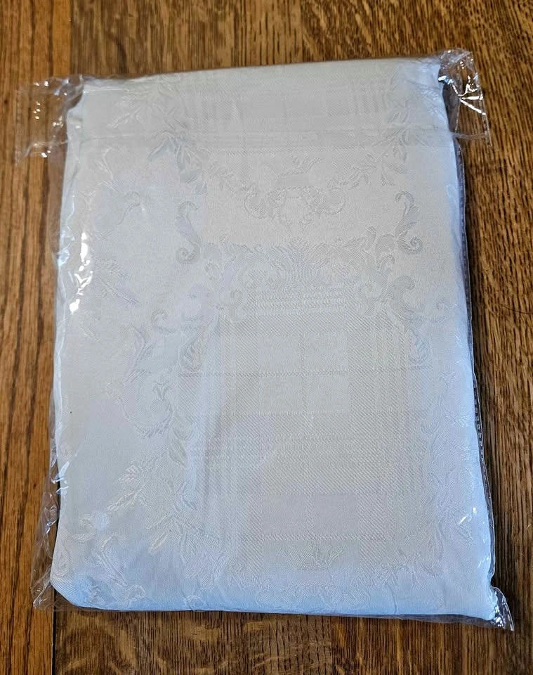 New White Jacquard Plaid Patterned Tablecloth with Napkins