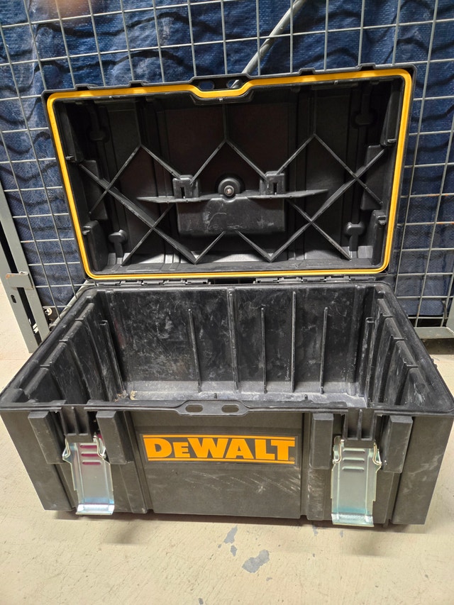DeWalt Heavy Duty Tool Box / Storage Case - photo 2