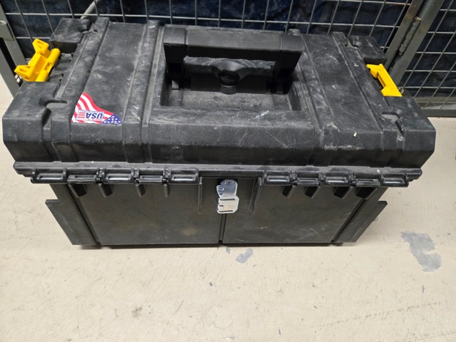 DeWalt Heavy Duty Tool Box / Storage Case - photo 4