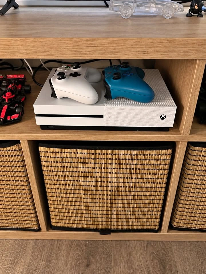 Xbox One S 500GB + 2 Controllers
