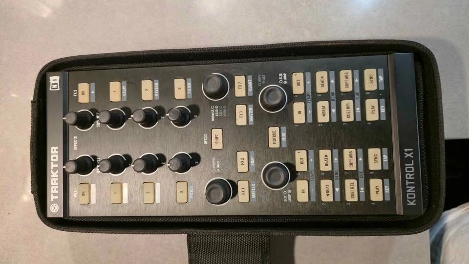 Native Instruments Traktor Kontrol X1 Mk1 w/ Case Good Condition - photo 2