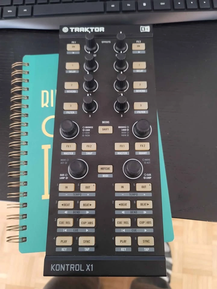 Native Instruments Traktor Kontrol X1 Mk1 w/ Case Good Condition - photo 3