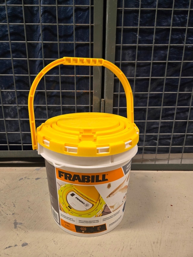 Frabill Aerated Bait Bucket (1.3 Gallon) - Like New