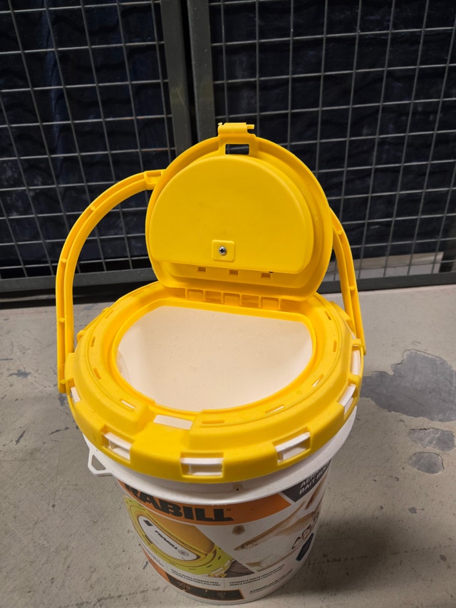 Frabill Aerated Bait Bucket (1.3 Gallon) - Like New - photo 2