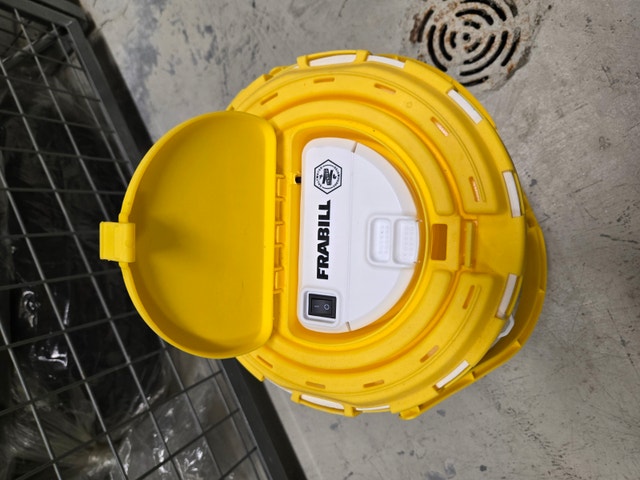 Frabill Aerated Bait Bucket (1.3 Gallon) - Like New - photo 3