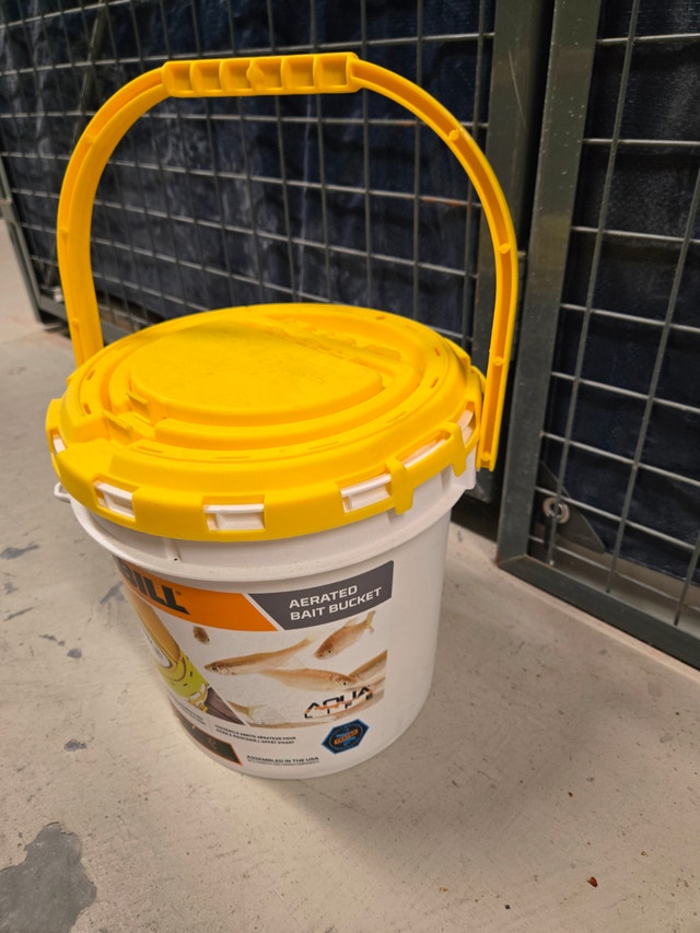 Frabill Aerated Bait Bucket (1.3 Gallon) - Like New - photo 4
