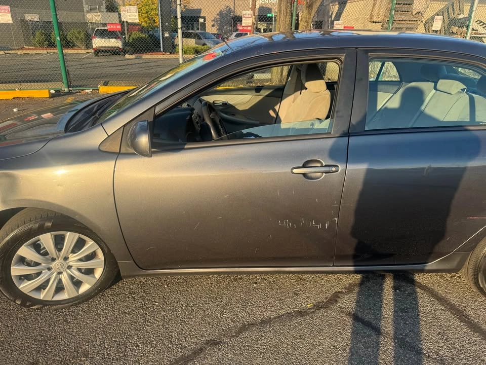 2012 Toyota Corolla · LE Sedan 4D - photo 2