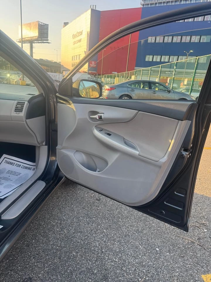 2012 Toyota Corolla · LE Sedan 4D - photo 5