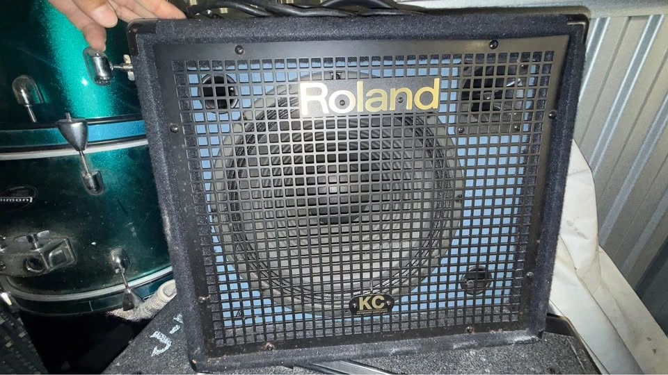 Peavey KB 300, TNT 150, Roland KC, and Behringer Amplifiers - photo 3