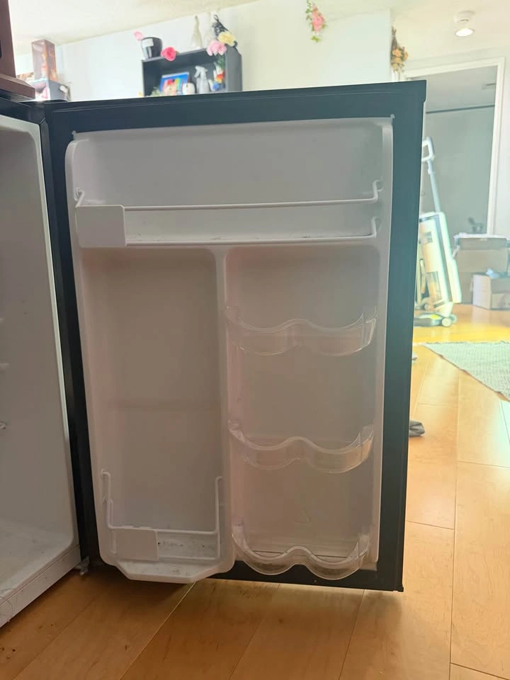 Hamilton Beach Mini Fridge - photo 3