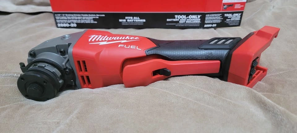 Milwaukee M18 FUEL 4-1/2" / 5" Braking Grinder 2880-20 - photo 4