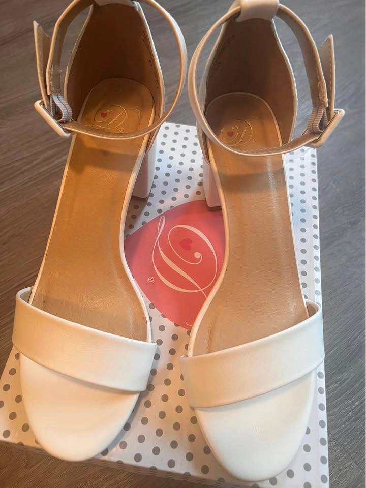 Size 8.5 - New White Block Heels - Pickup in Cochrane - photo 4