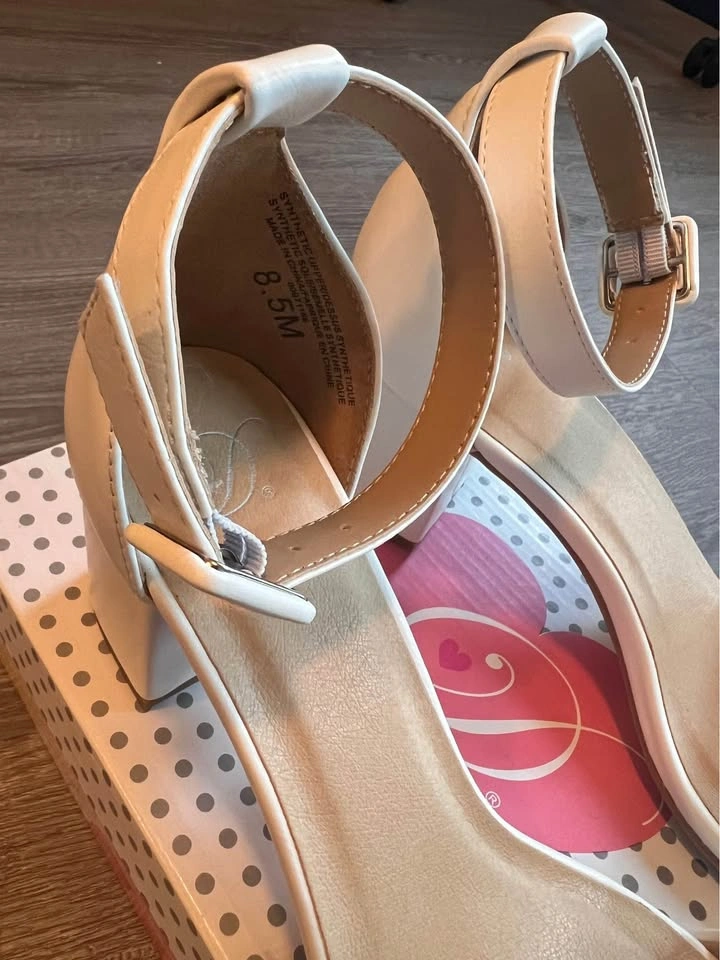 Size 8.5 - New White Block Heels - Pickup in Cochrane - photo 5