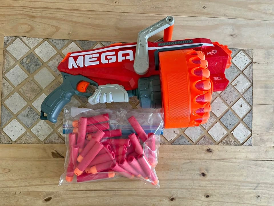 Mega Nerf Gun w/darts