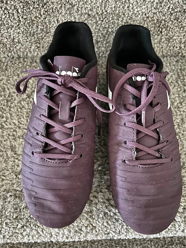 Kids Soccer Cleats - Size 6