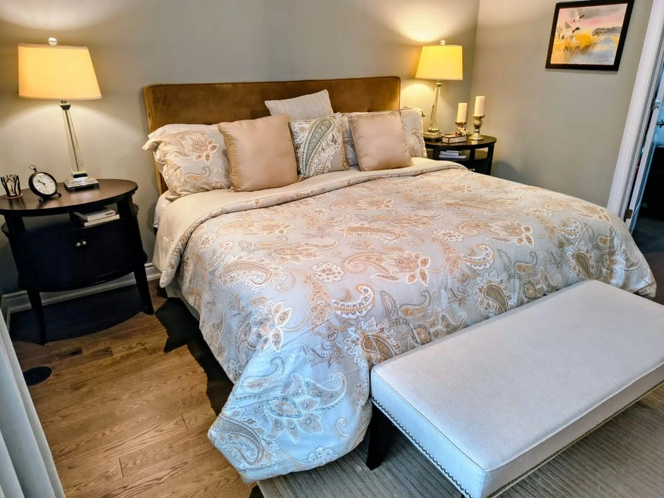 King Size Bedroom Set: Headboard, Nightstands, Frame, Bench - photo 2