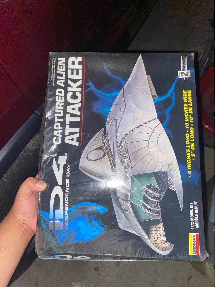 Lindberg Independence Day Captured Alien Attacker Model Kit - photo 2