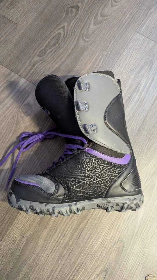 Snowboard Boots Size 9M + helmet - photo 2