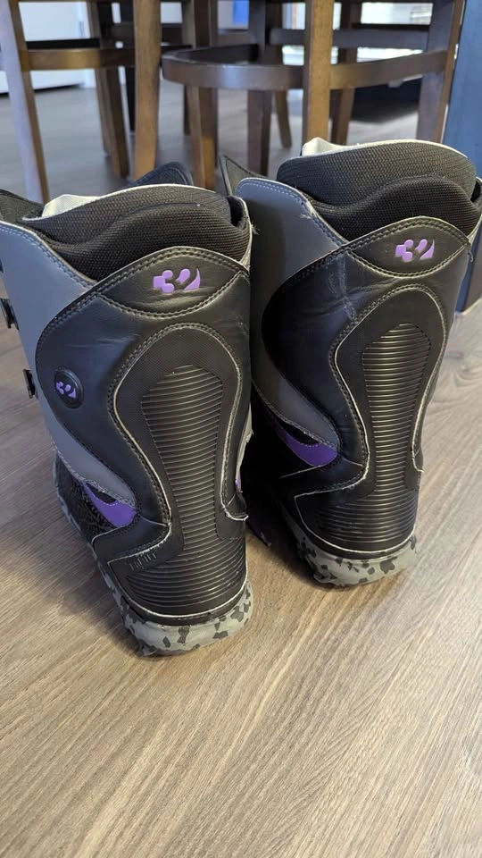 Snowboard Boots Size 9M + helmet - photo 3
