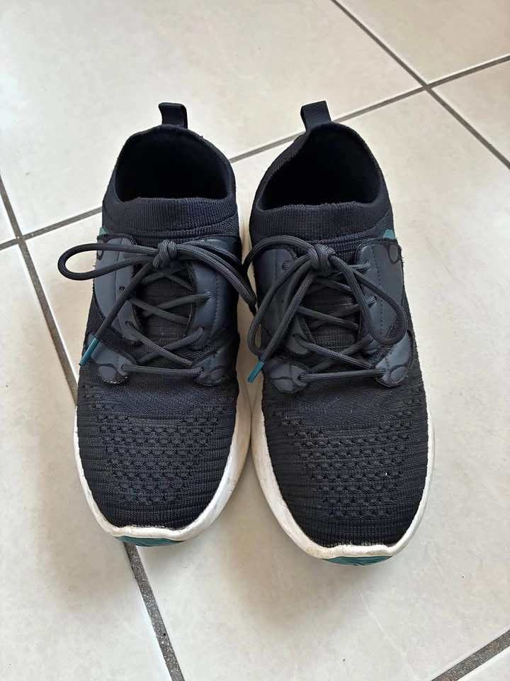 Vessi 100% waterproof shoes size 9