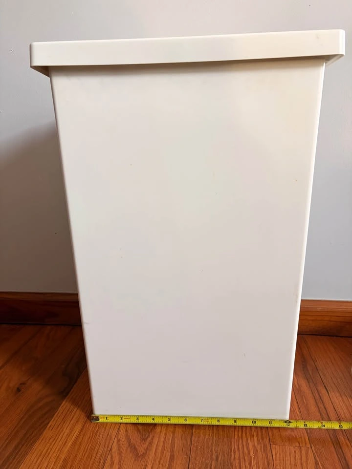 Medium/Large ish trash bin - photo 4