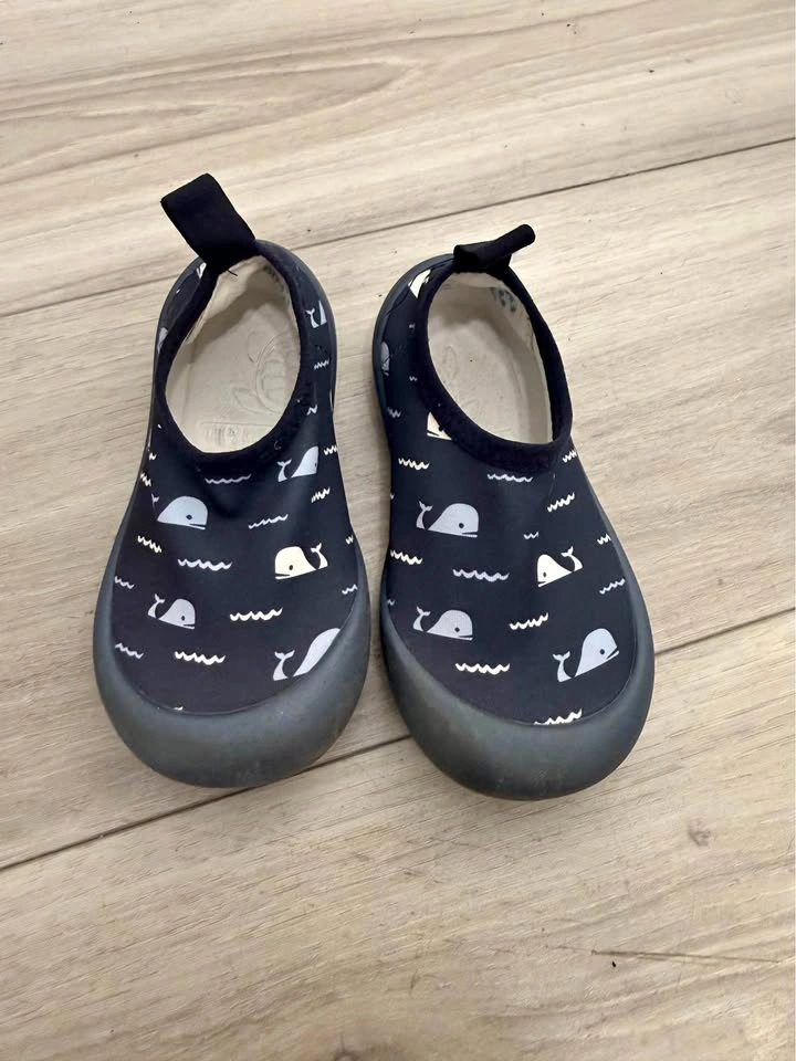 Jan and Jul water shoes Size 9