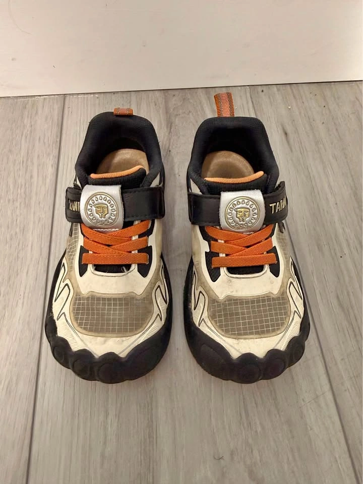Taranis kids shoes size 9.5/9