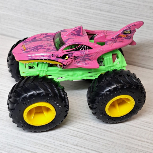 Hot Wheels Monster Trucks Color Shifters Shark Wreak Pink Green