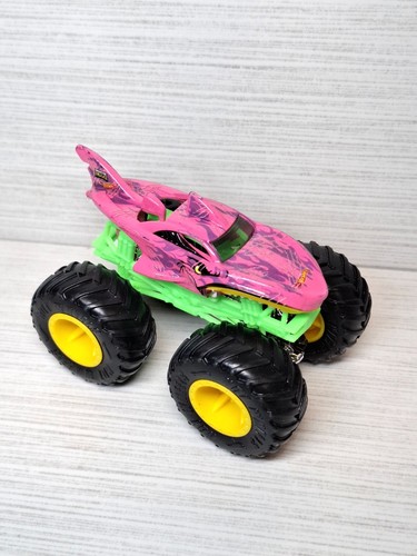 Hot Wheels Monster Trucks Color Shifters Shark Wreak Pink Green - photo 2