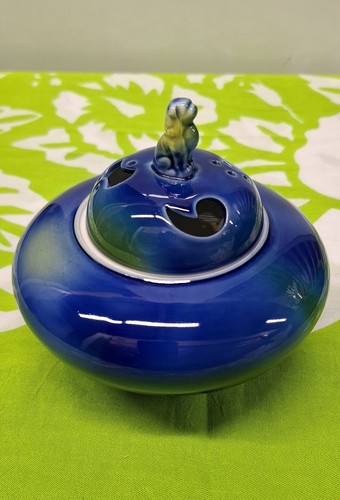 Fukagawa porcelain incense burner, lion, Fukagawa blue