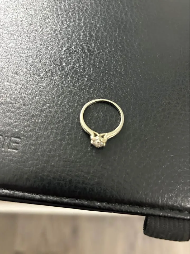 Diamond Engagement Ring image indicator(2)