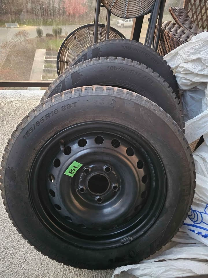 Hyundai Venue Winter Tires (185/65R15) and Rims with Sensors - photo 3