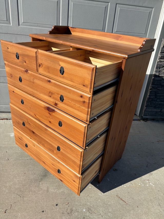 Wood dresser in good condition - photo 3