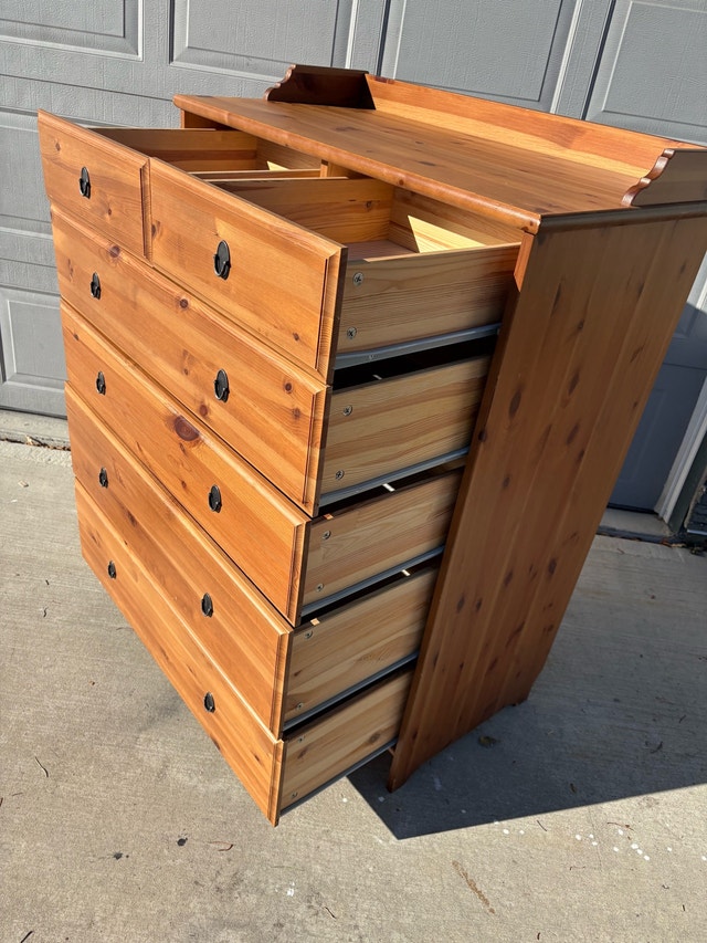 Wood dresser in good condition - photo 4