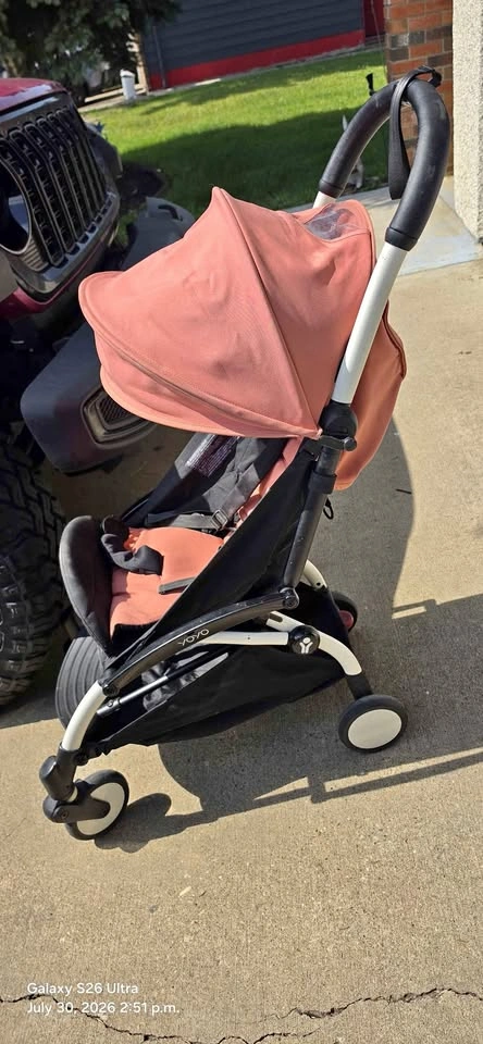 Custom BabyZen YoYo2 stroller in pink with white frame