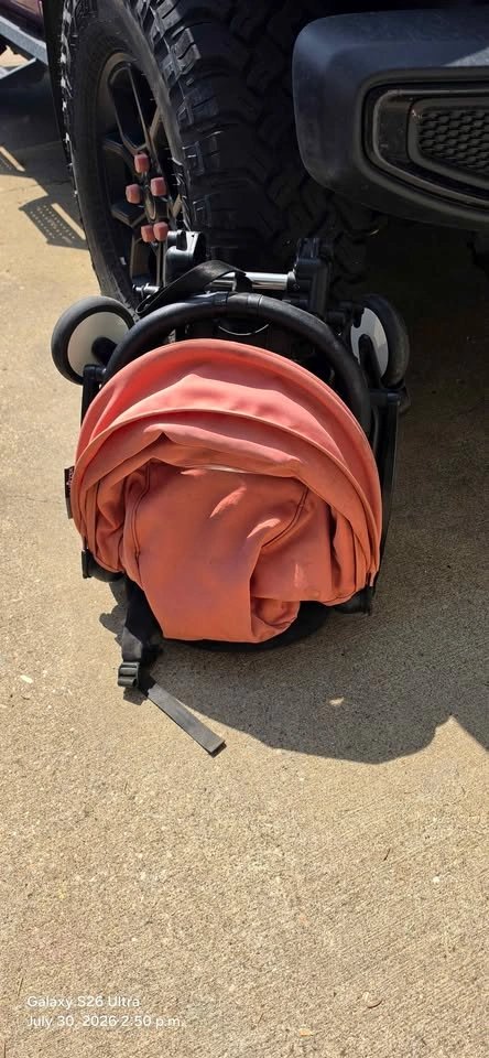 Custom BabyZen YoYo2 stroller in pink with white frame - photo 2