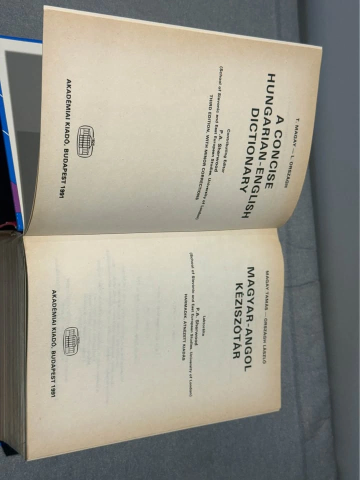 Magyar-Angol Kéziszótár (Hungarian-English Dictionary) - photo 2