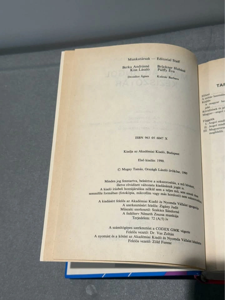 Magyar-Angol Kéziszótár (Hungarian-English Dictionary) - photo 3