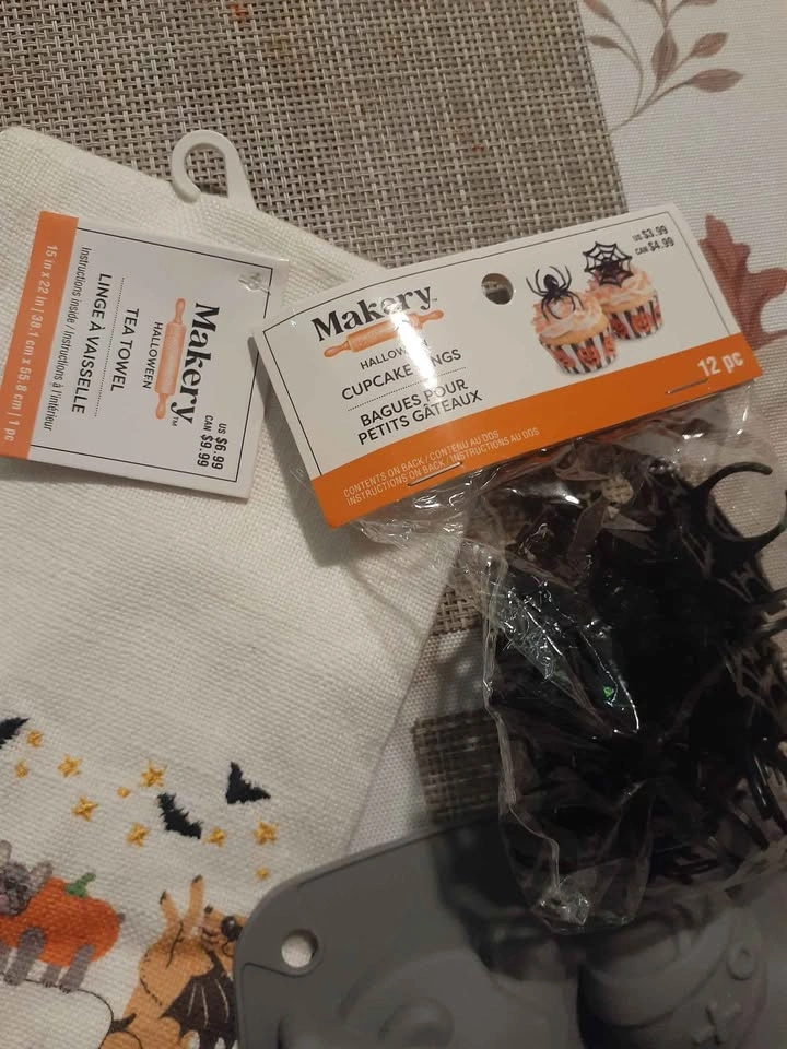 Halloween Kitchen Set - Tea Towel, Cupcake Rings, and Silicone M - photo 2