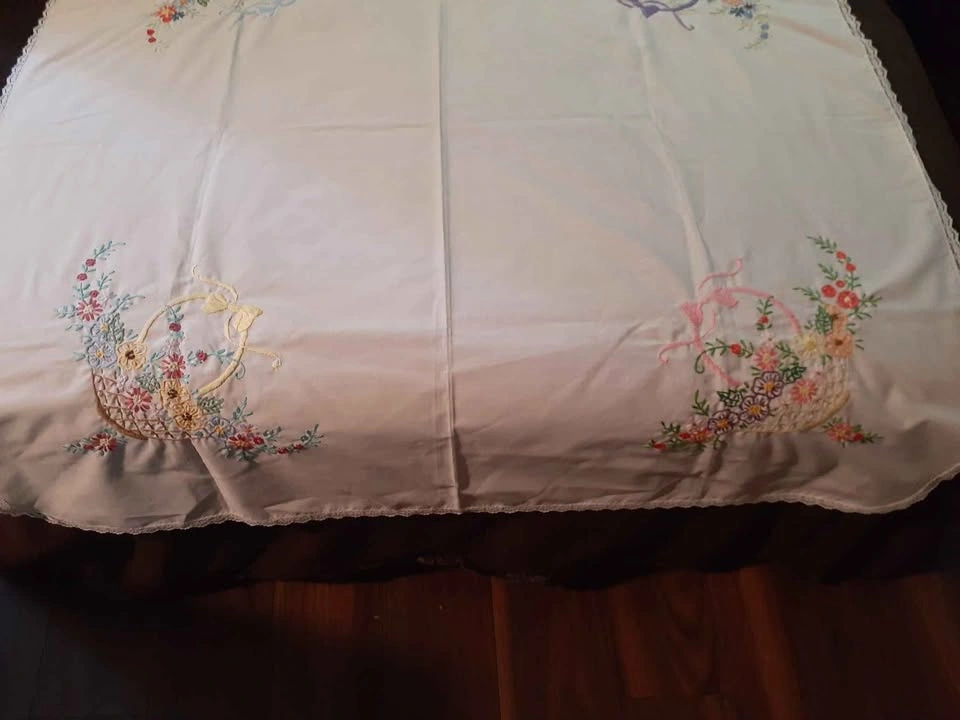 Vintage Hand-Embroidered Floral Basket Tablecloth with Lace Trim - photo 2