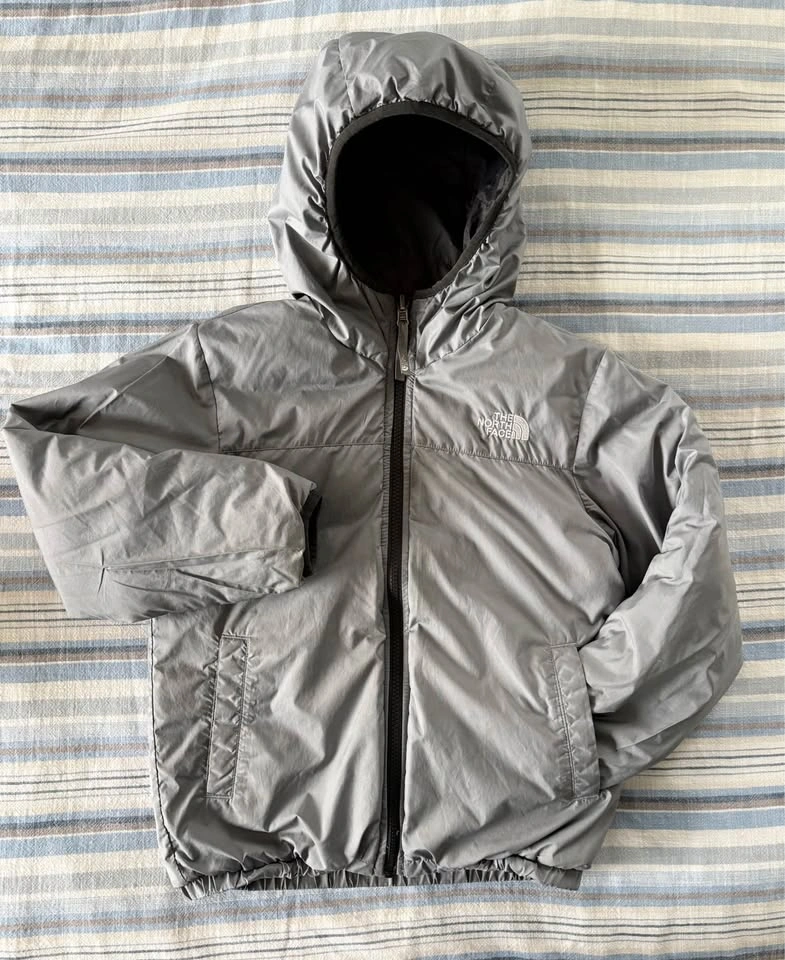 The North Face 550 Down Reversible Hooded Puffer Jacket Boys Sma - photo 4